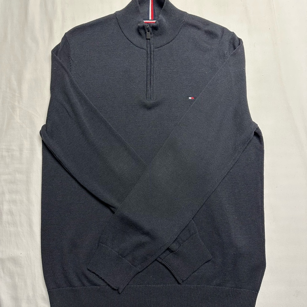 Tommy hilfigure crew neck!
